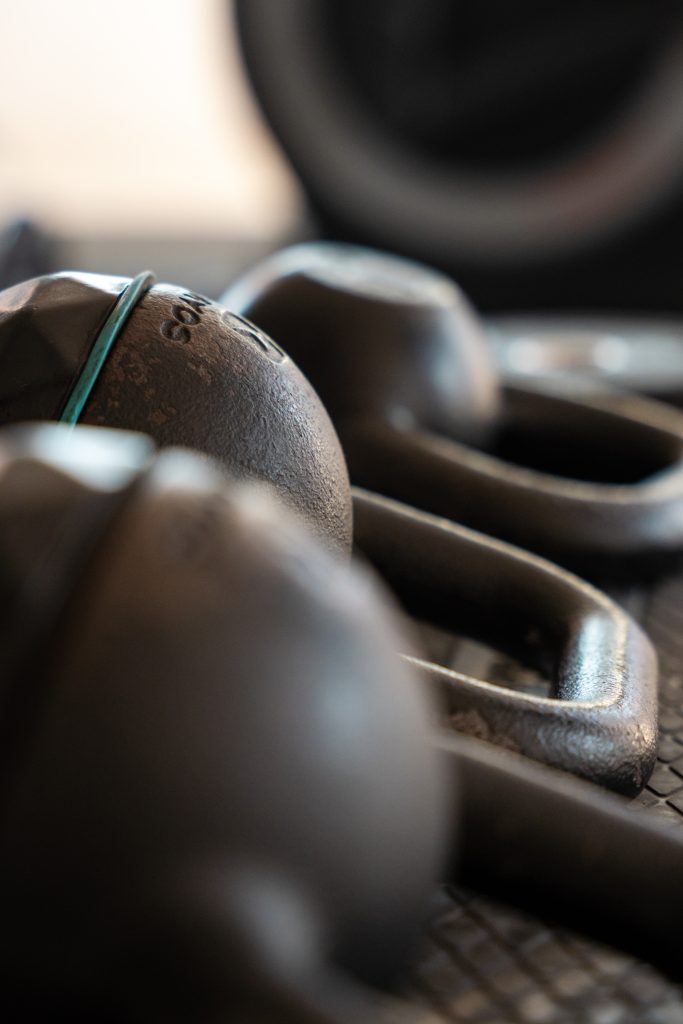 Kettlebells du studio d'électrostimulation en gros plan