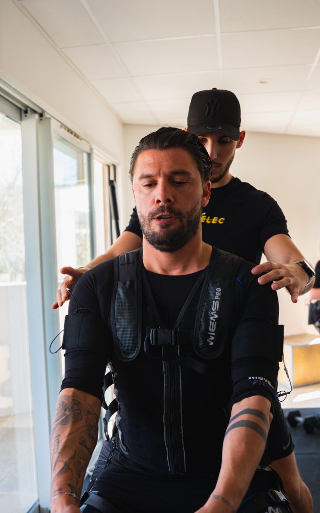 Mise en place du gilet EMS par le coach