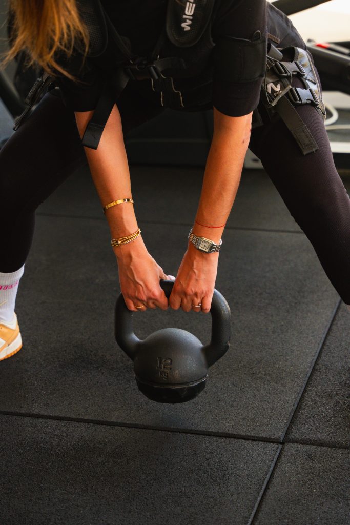 Prise d'un kettlebell pendant la séance