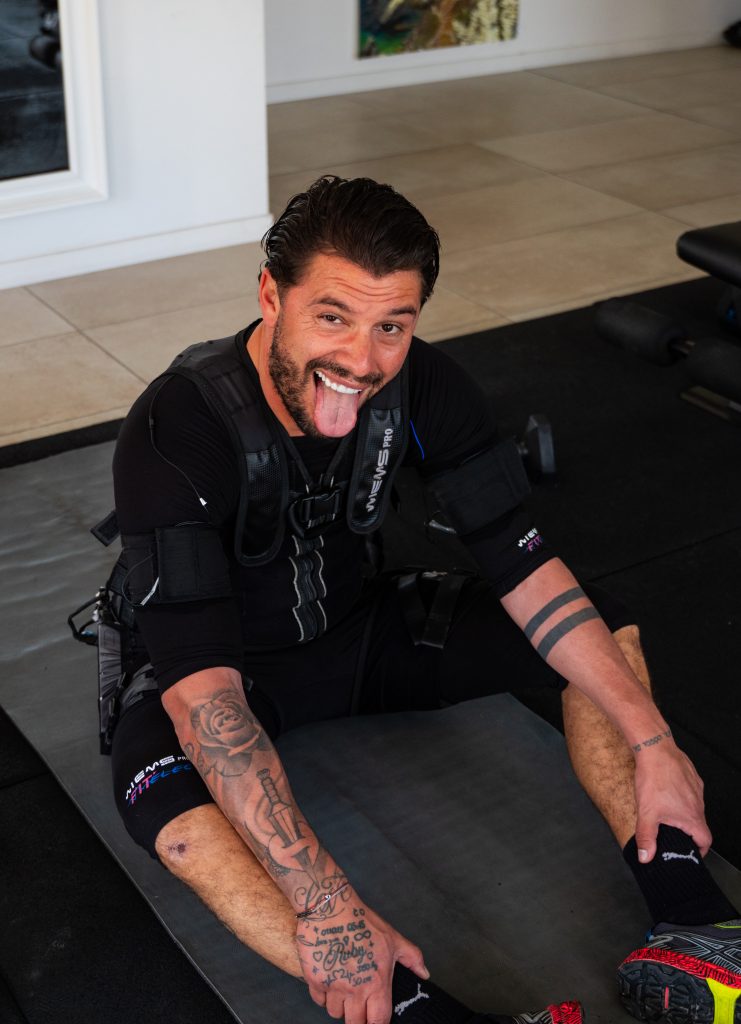 Client détendu en gilet d'électrostimulation