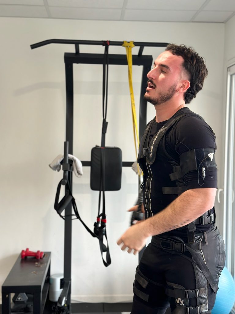 Exercice de tirage aux sangles en tenue EMS