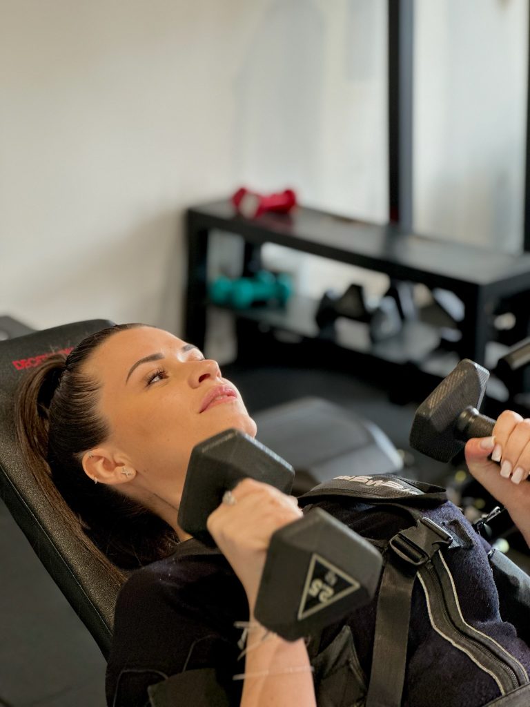 Cliente souriante pendant un exercice au sol