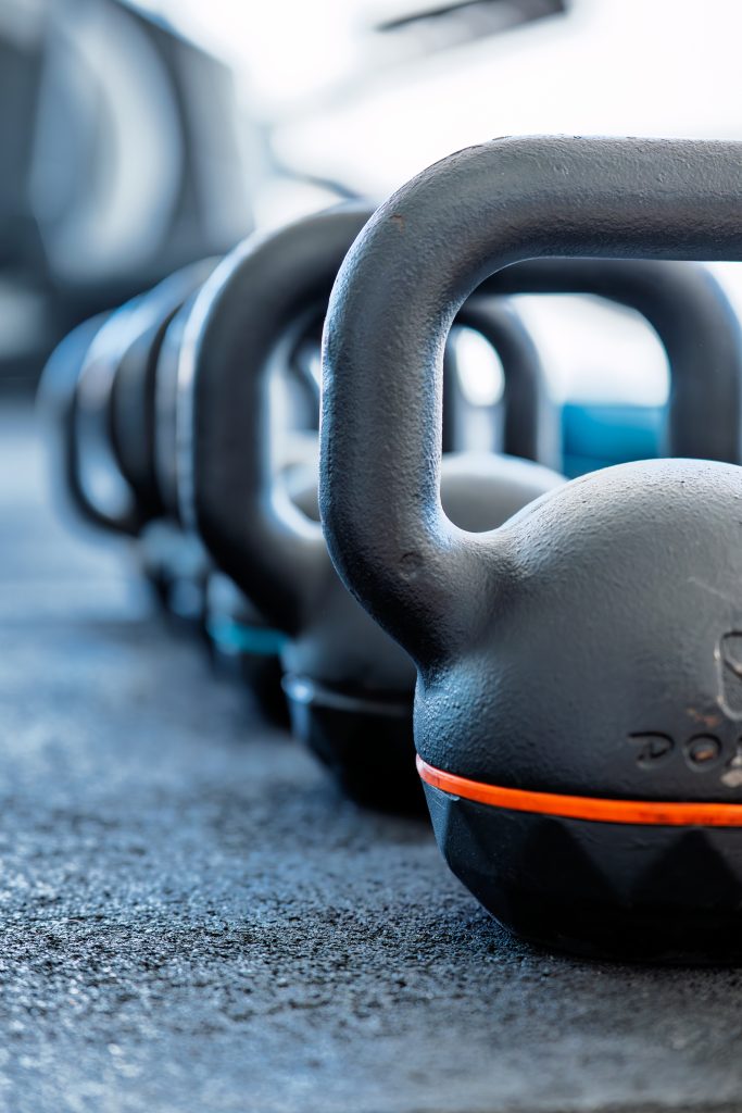 Rangée de kettlebells dans la salle EMS