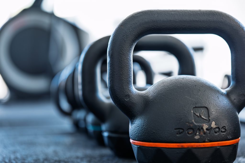 Kettlebells alignés au studio d'électrostimulation