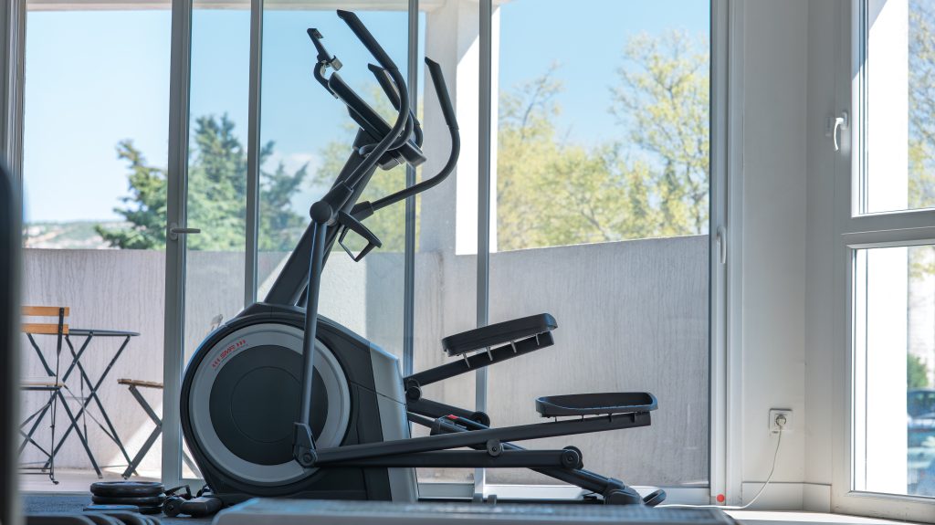 Vélo elliptique près de la baie vitrée du studio