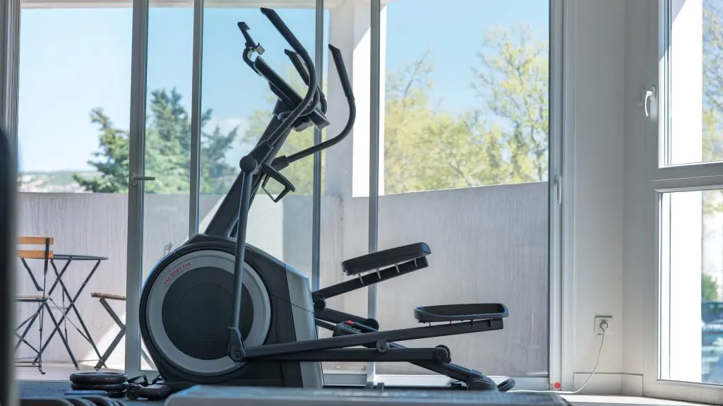 Vélo elliptique près de la baie vitrée du studio