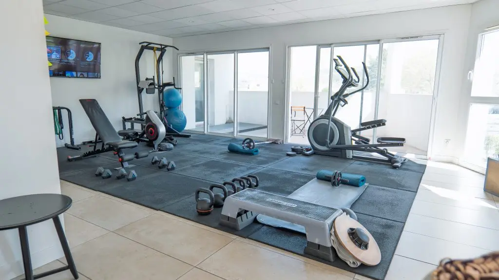 Espace d'entraînement lumineux du studio EMS