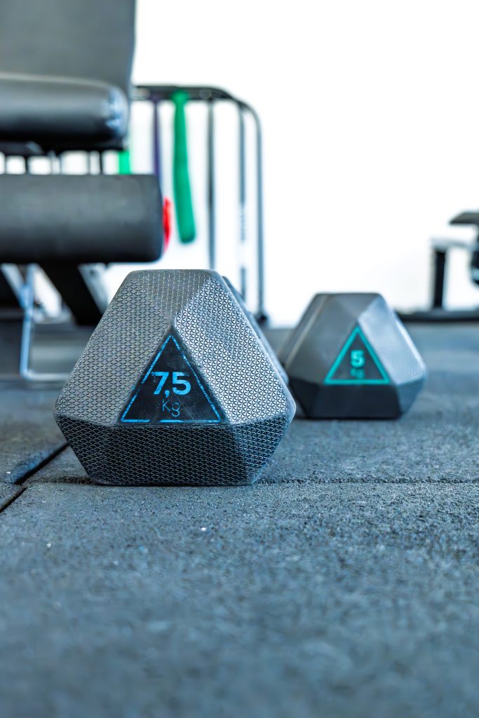 Équipement connecté posé au sol du studio Fit'Elec