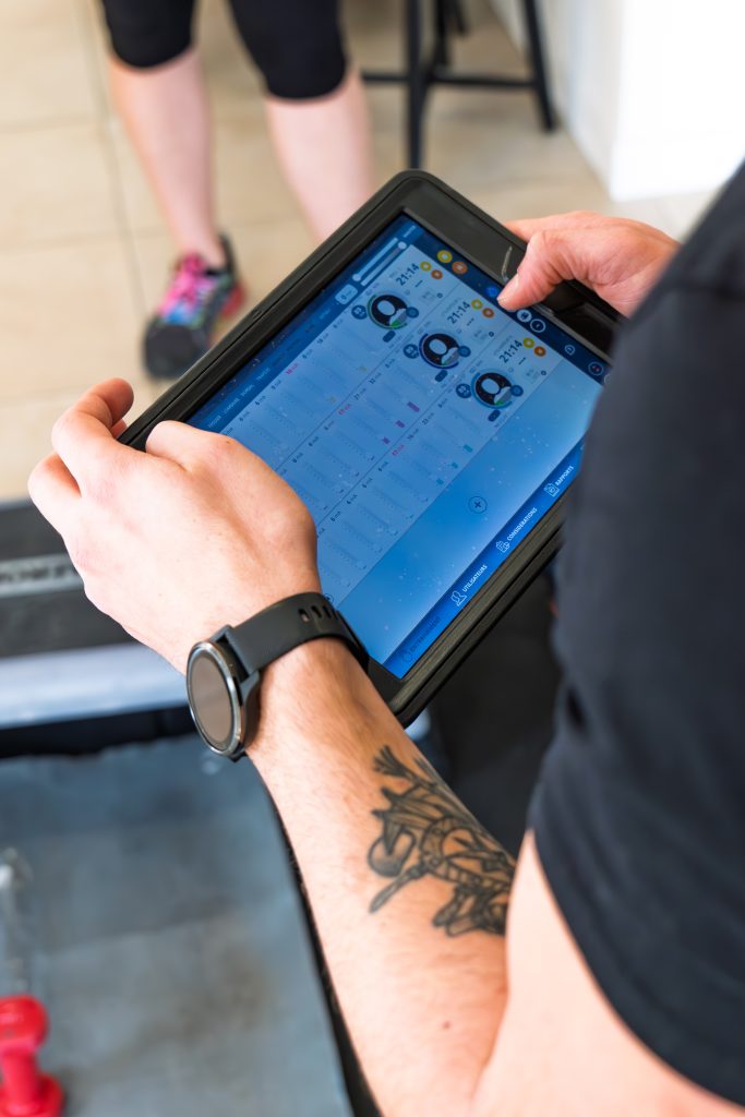 Tablette de contrôle des impulsions électriques en main
