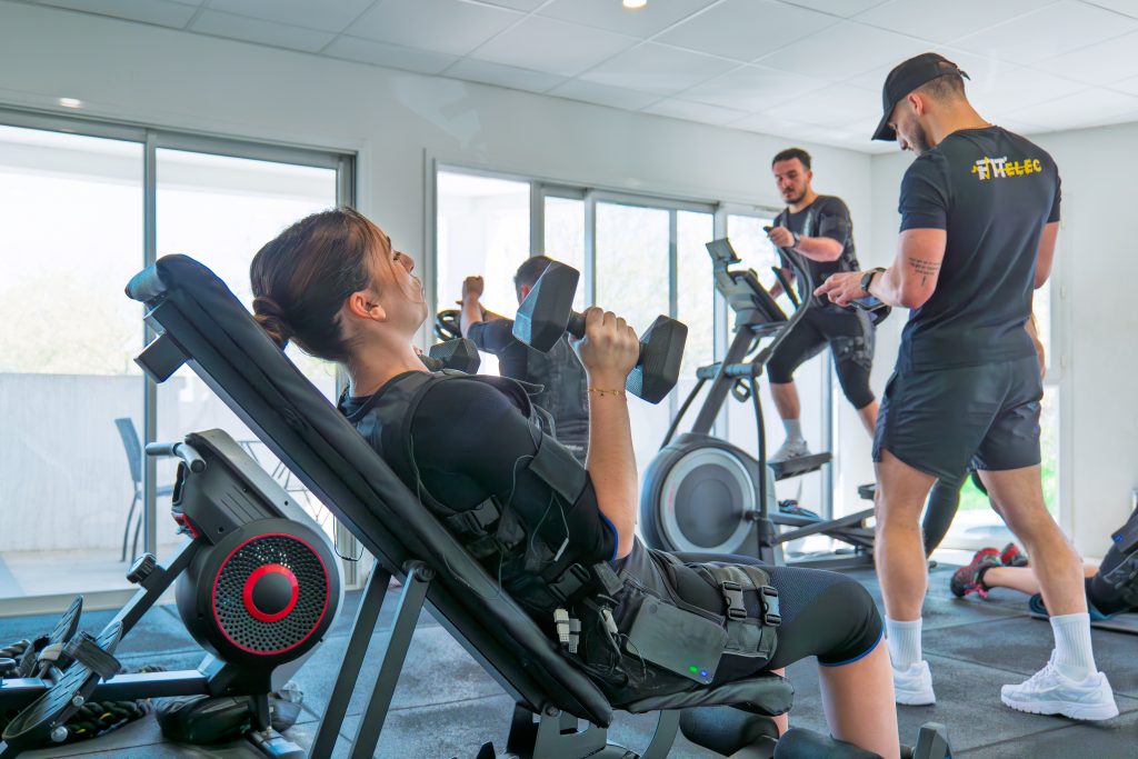 Cliente sur la presse, coach à ses côtés pour la guider