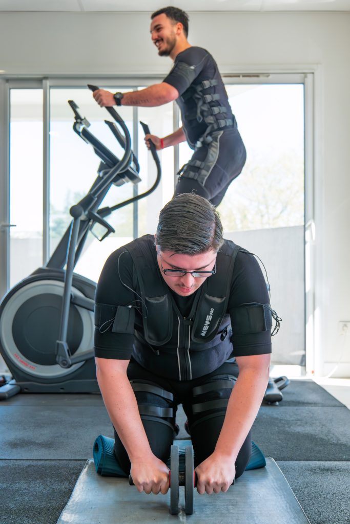 Effort sur elliptique avec électrodes sur les bras