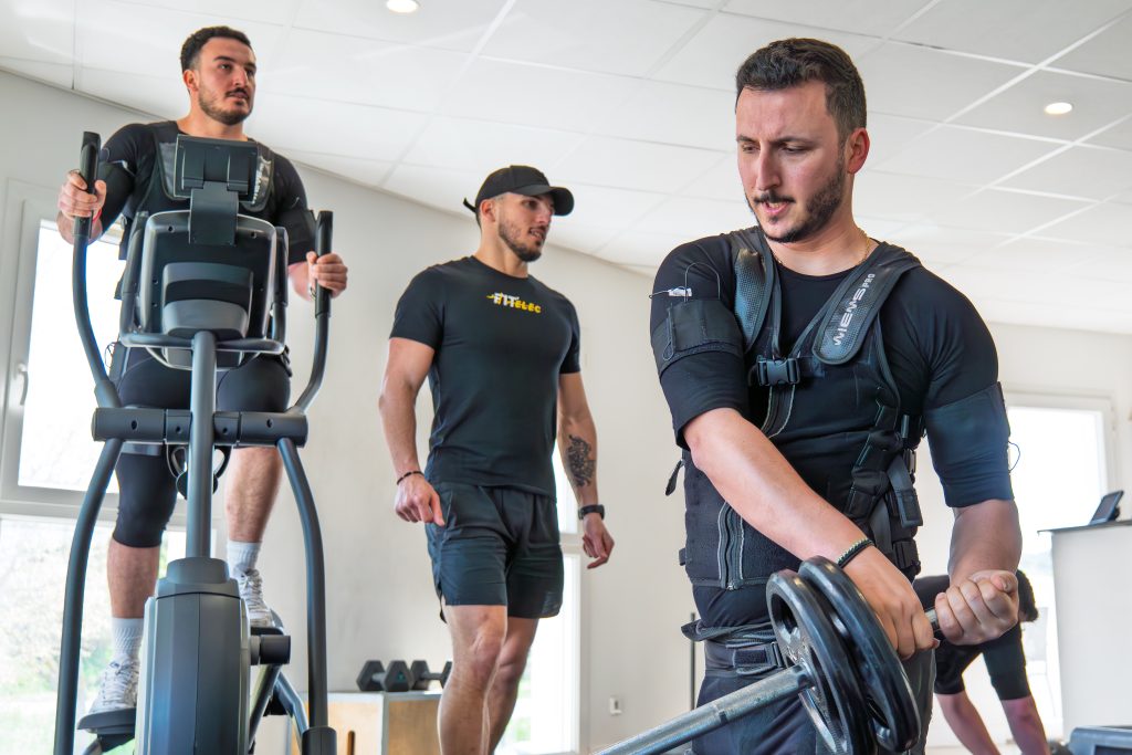 Séance en petit groupe encadrée par le coach Fit'Elec