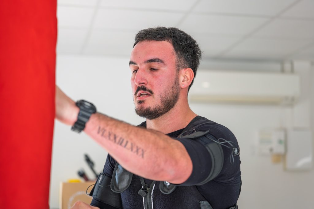 Enchaînement de boxe pendant 25 minutes d'EMS active