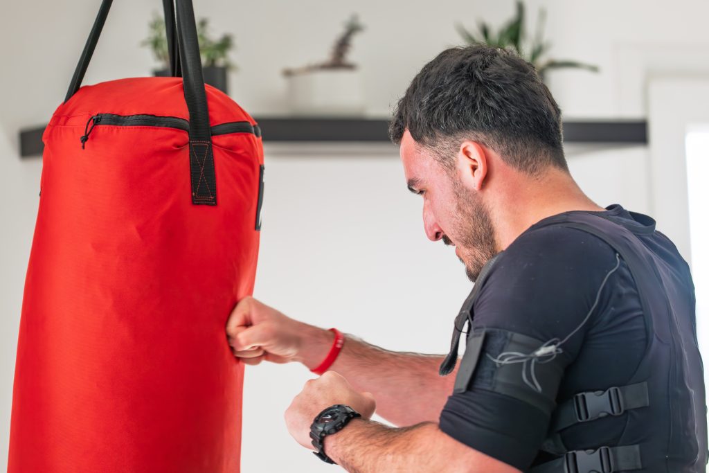 Frappe dans le sac rouge en combinaison d'électrostimulation