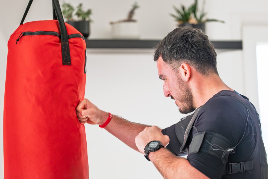Exercice de boxe sur sac de frappe pendant la séance EMS