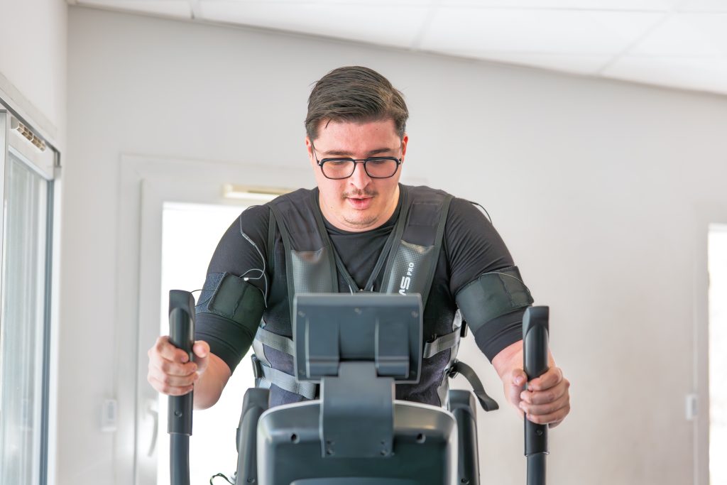 Client sur l'elliptique au début de sa séance d'électrostimulation