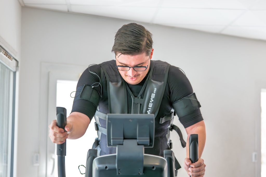 Échauffement sur vélo elliptique en tenue EMS