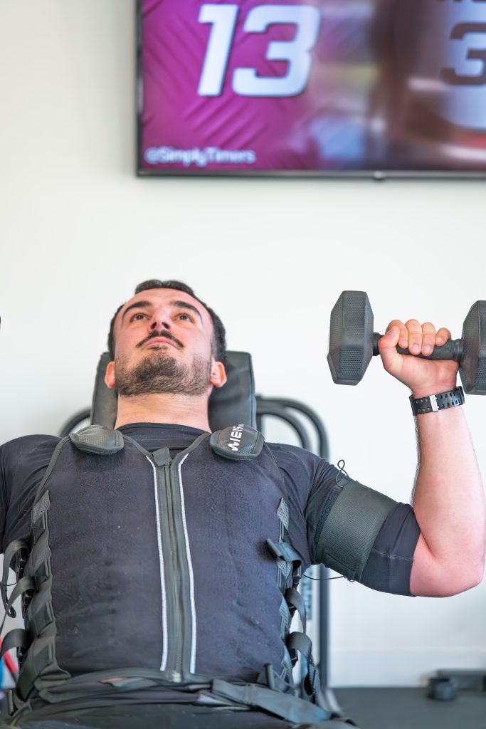 Exercice de pectoraux avec haltère sous électrostimulation