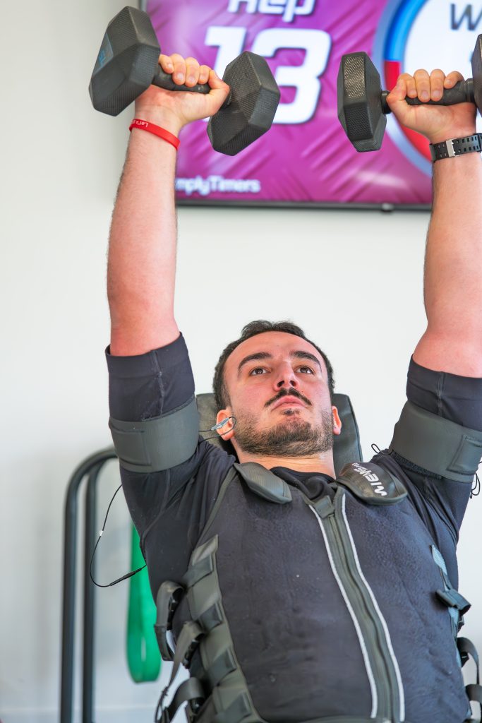 Développé avec haltère sur banc en combinaison EMS